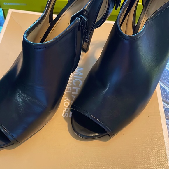 Michael Kors heeled bootie - Picture 2 of 6